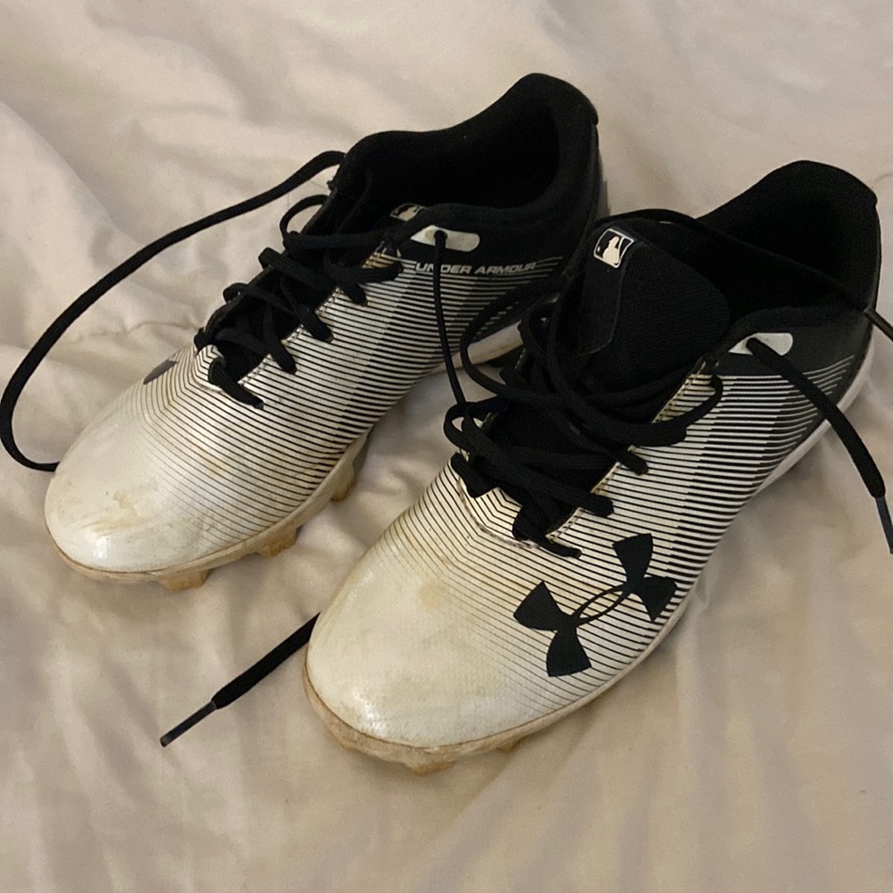Softball shoes